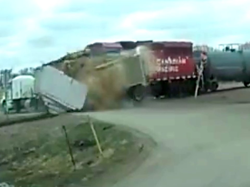 Zug reißt Sattelschlepper in zwei Teile - Dashcam filmt mit