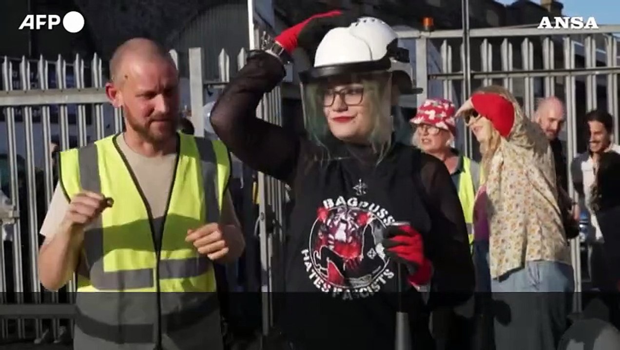 "Londra contro Musk", una Tesla distrutta diventa un'opera d'arte