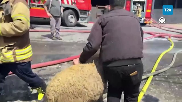 Başakşehir'de bir depoda çıkan yangına müdahale ediliyor