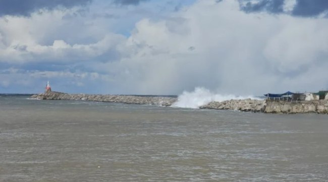 Zonguldak'ta dalgaların boyu 8 metreyi aştı
