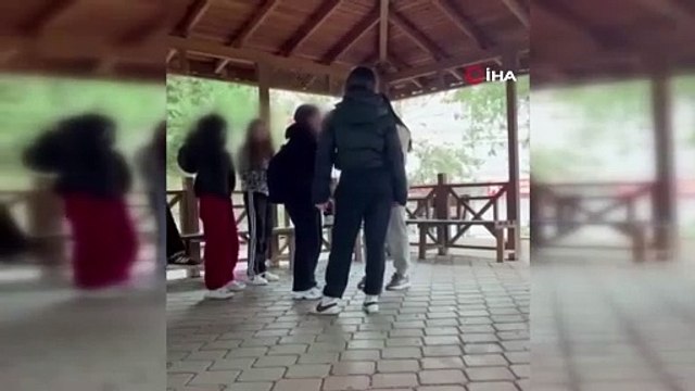 Lise çağındaki bir grup kız öğrenci, bir başka kız öğrenciyi tekme tokat dövüp videoya aldı!