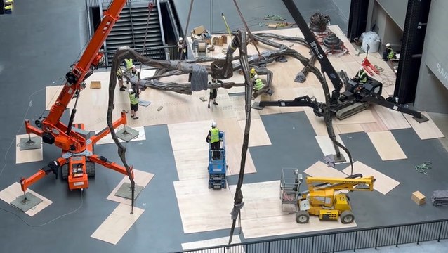 Giant spider sculpture reinstalled at the Tate Modern