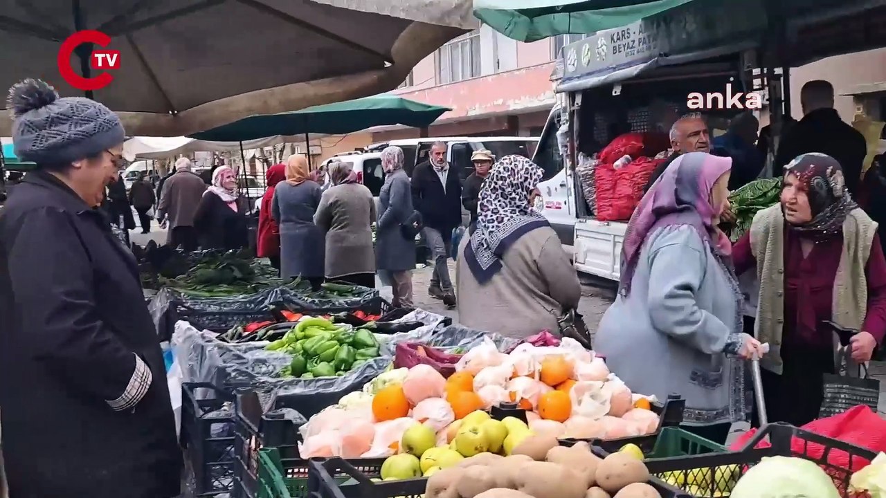 Artvinli pazarcı Vatandaş dolma biberi artık sayıyla alıyor. Pazarda gezen çok ama elleri boş