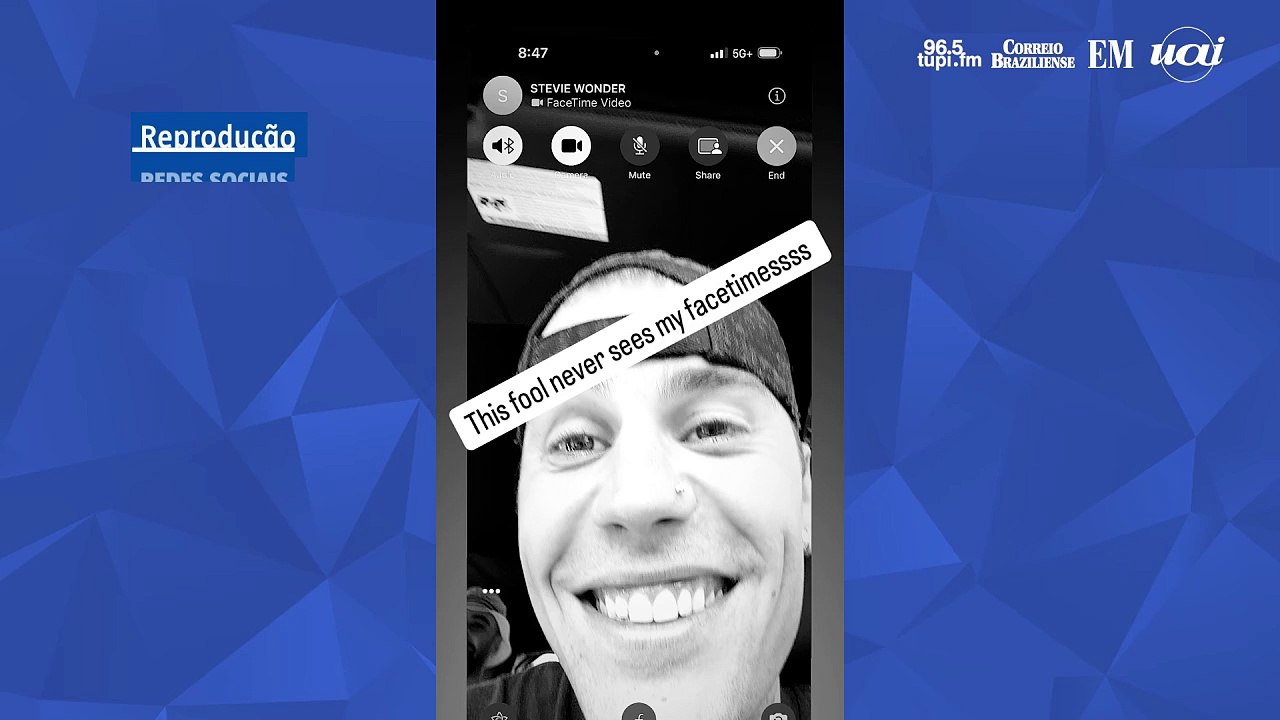 Justin Bieber faz piada com cegueira de Stevie Wonder: "Nunca vê minhas chamadas"