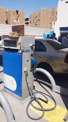 نائب محافظ قنا يتفقد انتظام تفويل السيارات بالوقود من داخل المحطات