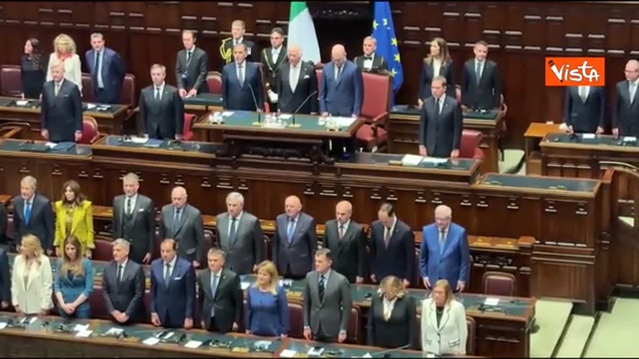 Alla Camera l'inno di Mameli durante la visita di re Carlo, ma non tutti i parlamentari lo cantano