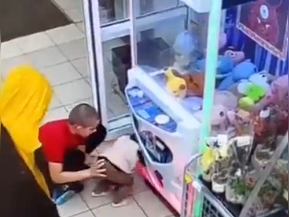 Teenies stecken kleinkind zum klauen in spielzeugautomaten