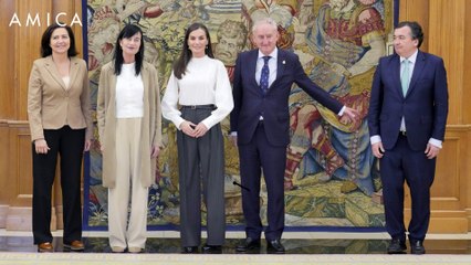 La blusa romantica di Letizia di Spagna è la nuova tendenza moda