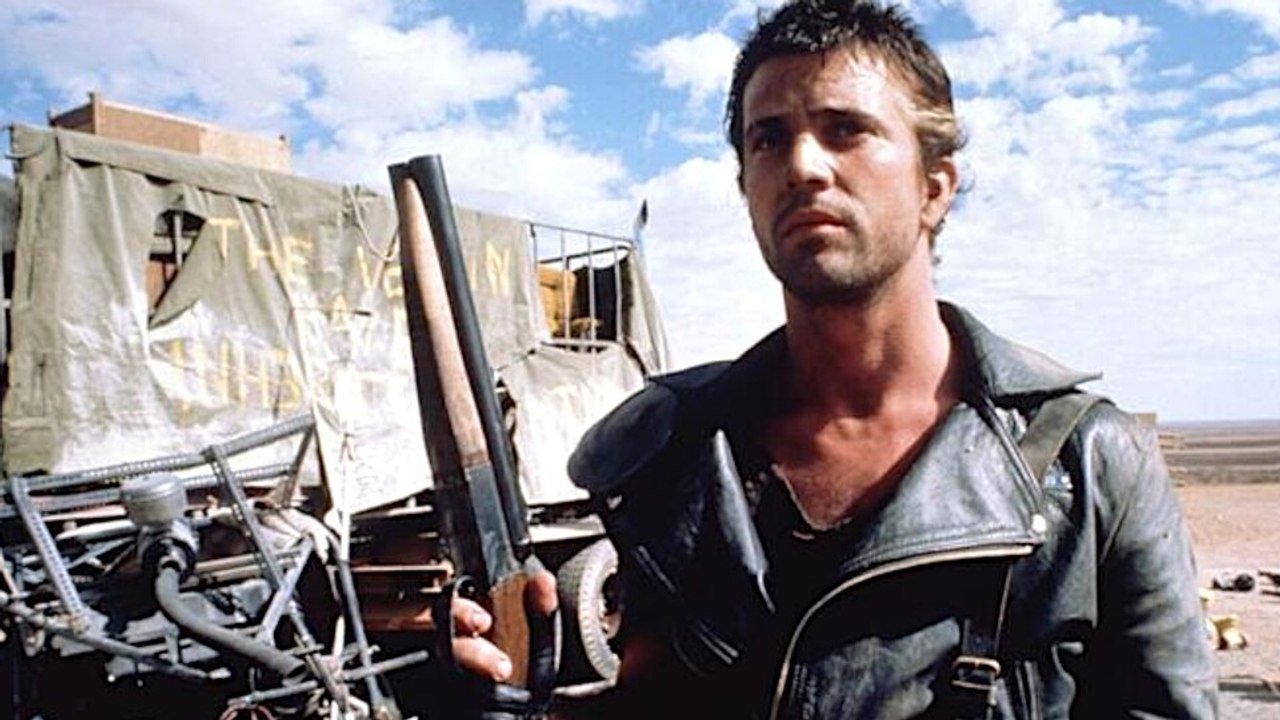 In Mad Max 2 - Der Vollstrecker saust Mel Gibson mit seinem Auto durchs Ödland
