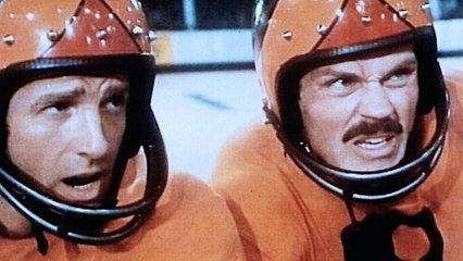 Im Film Rollerball erfinden die globalen Konzerne zur Ablenkung der Bürger eine gefährliche Sportart