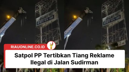 Satpol PP Tertibkan Tiang Reklame Ilegal di Jalan Sudirman