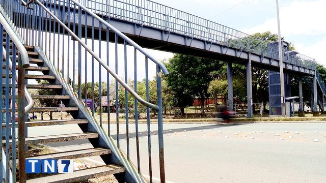 Los peatones lamentan el abandono de los ascensores colocados en algunos puentes peatonales