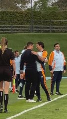 El saludo final entre Torres y Raúl tras el Castilla vs Atlético
