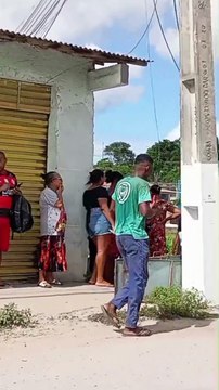 Moradores protestam em frente à empresa após mulher sair de casa e ter imóvel demolido em Candeias