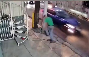 Hombre es detenido por dañar vehículos y posesión de droga en Monterrey