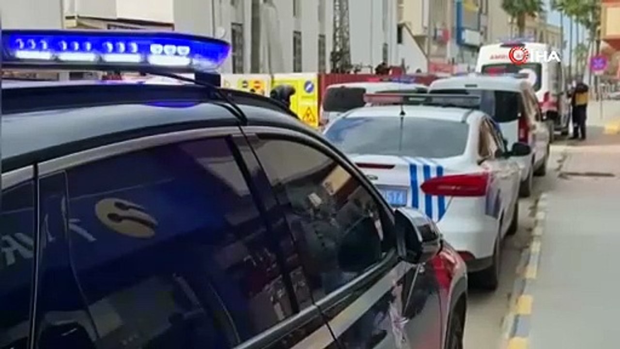 Önce selam sonra mermi: Berbere girip selam iletti, 2 kişiyi vurup kaçtı