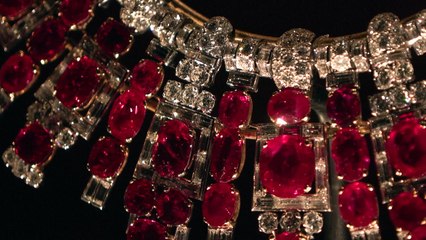 معرض لندني يروي تاريخ "كارتييه" وعلاقة تيجانها ودبابيسها بالملوك