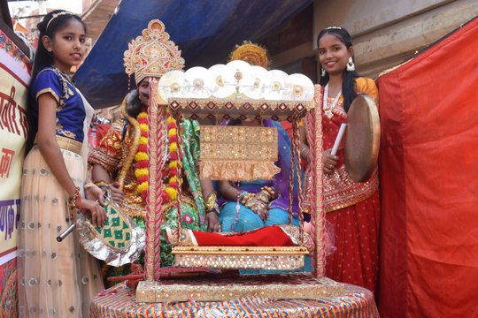 महावीर जयंती पर निकली शोभायात्रा, उमड़ा समाज, गूंजे भजन, थिरके श्रद्धालु