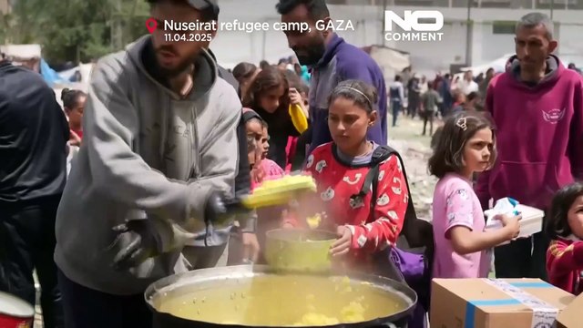 Palestinesi in fila per il cibo alla mensa di beneficenza di Gaza