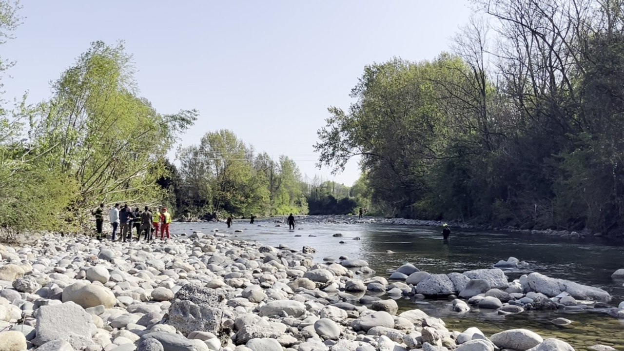 Sanae, le ricerche dei sommozzatori sul fiume Serio: trovati i pantaloni