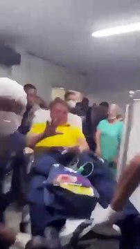 VÍDEO: Veja momento exato em que Bolsonaro é internado às pressas, em Natal