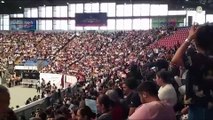 Padres se congregan en el Auditorio Benito Juárez esperando la tarjeta para la beca Rita Cetina