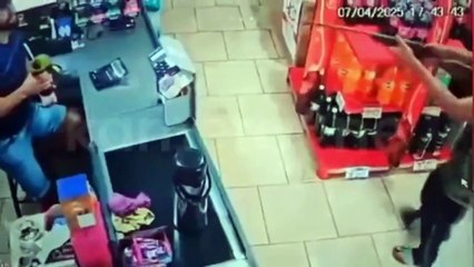 Ce gérant de magasin n'a peur de rien