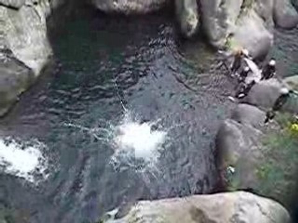 www.ardeche-canyon.com-Besorgues saut 10 m