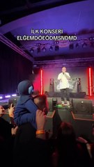 Baba ve bebeğinin Ezhel ile fotoğraf çekilmesi için tüm dinleyicilerin hep bir ağızdan “baby shark” söylemesi 😊