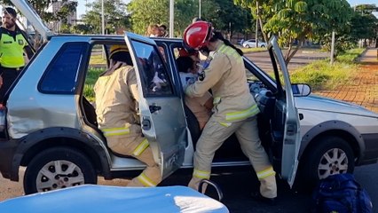 Batida entre carros na Av. Assunção deixa uma mulher ferida