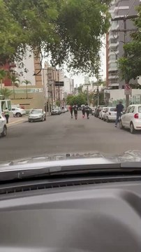 Adolescentes são flagrados pilotando patinetes elétricos de forma irregular pelas ruas de Salvador; veja vídeo