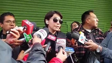 Esposa de Valda llega a La Paz, a la espera de visitarlo y aboga por su traslado a Santa Cruz