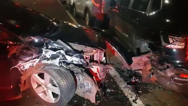 Cacetada! motorista embriagado bate em carros estacionados na Avenida Tancredo Neves