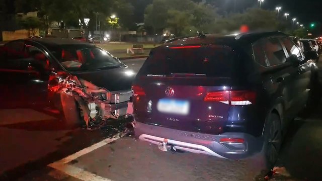 Cacetada! motorista embriagado bate em carros estacionados na Avenida Tancredo Neves