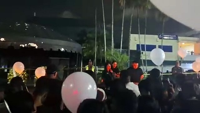 Flores, globos y cantos en honor a las víctimas del Jet Set