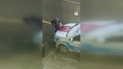 Ortaokul öğrencisinin Türk bayrağının üstündeki karı temizlemesi kamerada