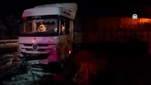 Otobüsün tıra çarptığı kazada 4 kişi yaralandı