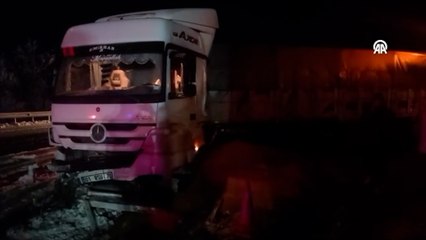 Otobüsün tıra çarptığı kazada 4 kişi yaralandı