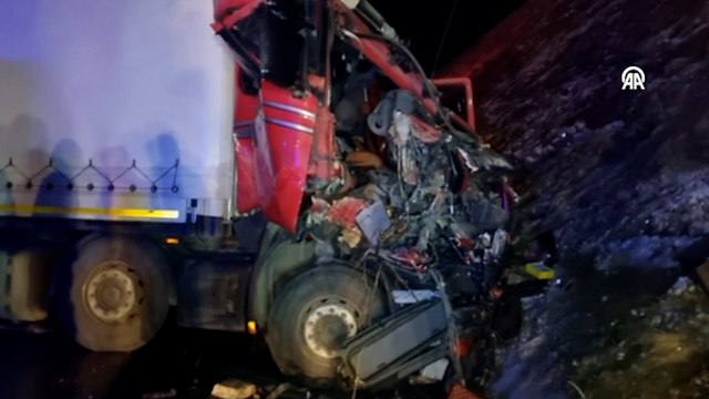 Tırla çarpışan kamyondaki 3 kişi yaralandı