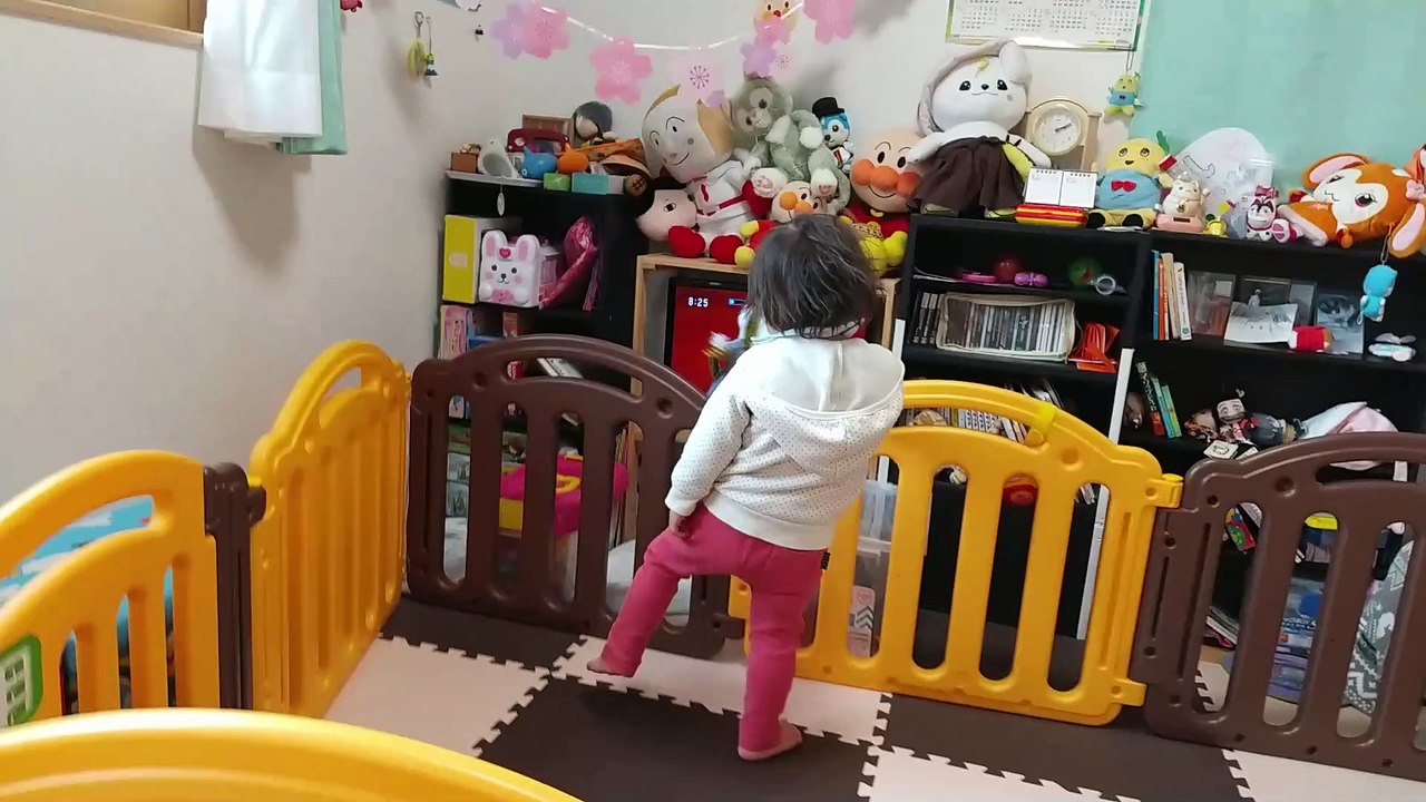 いないいないばあっ!のワンワンをスタイ咥えて見る2歳児男の子（発達障がい（知的障害）-自閉性ス...