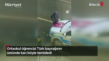 Ortaokul öğrencisi Türk bayrağının üstünde karı böyle temizledi