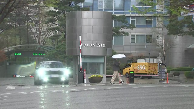 윤 전 대통령, 사저 복귀 이틀째...평온 속 긴장감 팽팽 / YTN