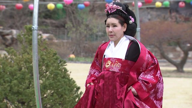 벚꽃 만개한 속초서 '궁중 한복 패션쇼' 개최 / YTN