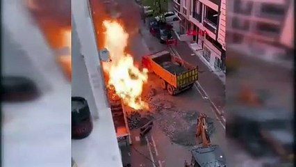 İstanbul'da 4 katlı binanın önünde korkutan patlama