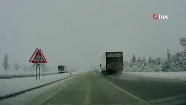 Yürekleri ağza getiren anlar! Tır yalpaladı, facia kıl payı atlatıldı