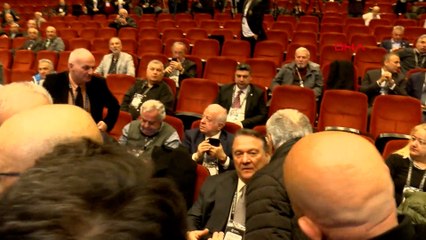 Beşiktaş Divan Kurulu Toplantısı öncesi Hasan Arat ile Tevfik Yamantürk arasında gerginlik