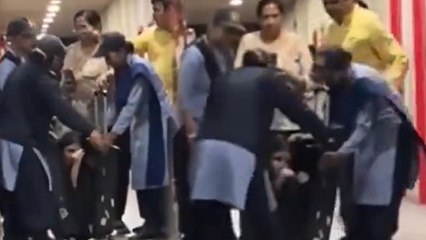 Boyfriend ने Suitcase में छिपाकर Hostel में घुसाई Girlfriend Video Viral, Public Funny Reaction