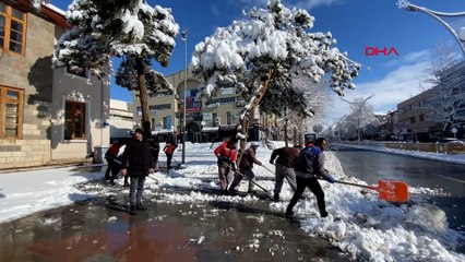 Erzincanlılar nisan ayında güne 20 santime ulaşan karla uyandı