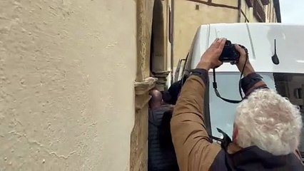 Así han sacado a la Virgen del Mercado de las Carbajalas (I)