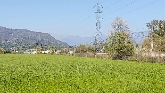 Merate, spettacolo sui binari della Milano - Lecco: passa Arlecchino, treno unico al mondo